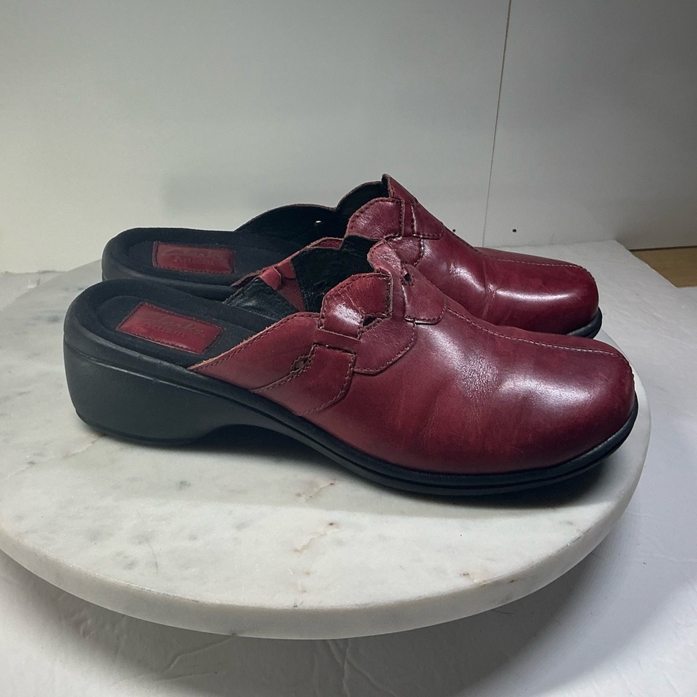 Clarks Artisan Women's Size 8.5 Red Leather Clog